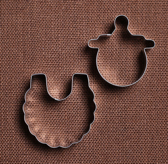 Baby Cookie Cutters: Bib and Pacifier | www.sprinklebeesweet.com