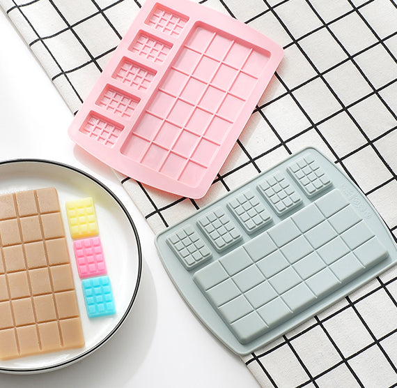 Large + Mini Candy Bar Mold | www.sprinklebeesweet.com