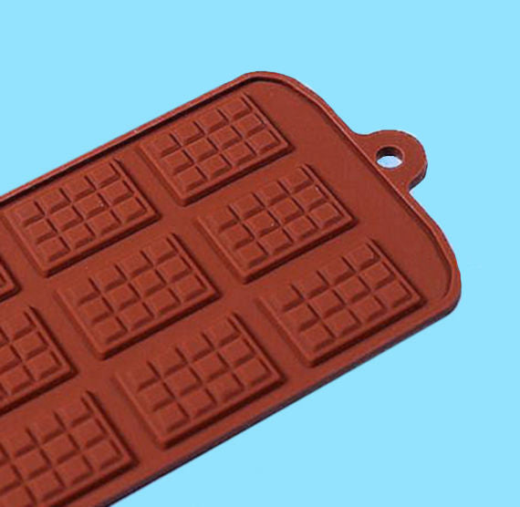 Mini Candy Bar Mold | www.sprinklebeesweet.com