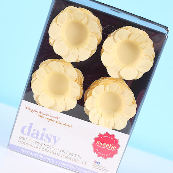 Daisy Flower Candy Cups: Cream | www.sprinklebeesweet.com