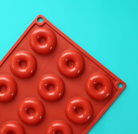 Mini Donut Candy Mold | www.sprinklebeesweet.com