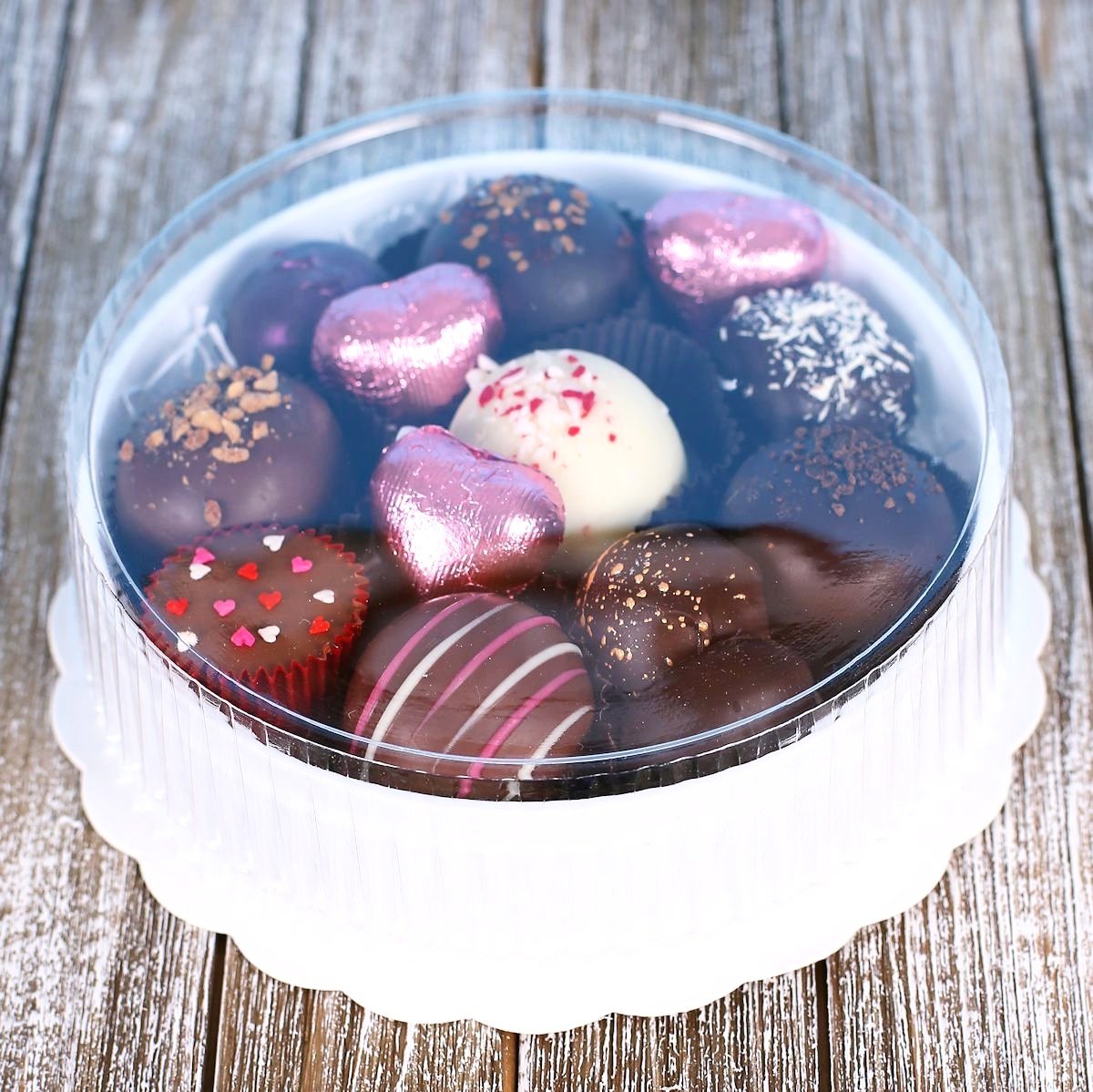 Round Candy Boxes with Clear Lids | www.sprinklebeesweet.com
