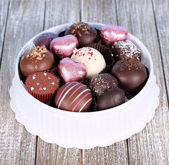 Round Candy Boxes with Clear Lids | www.sprinklebeesweet.com