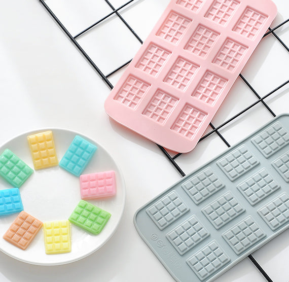 Mini Candy Bar Mold | www.sprinklebeesweet.com