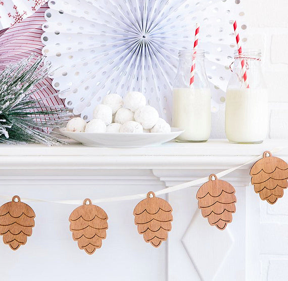 Wooden Pinecone Banner | www.sprinklebeesweet.com