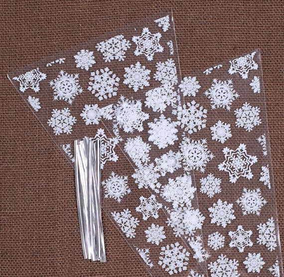 Snowflake Cone Bags | www.sprinklebeesweet.com