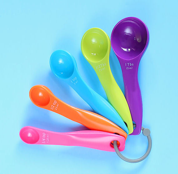 Colorful Plastic Measuring Spoons | www.sprinklebeesweet.com