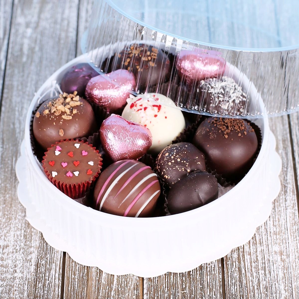Round Candy Boxes with Clear Lids | www.sprinklebeesweet.com