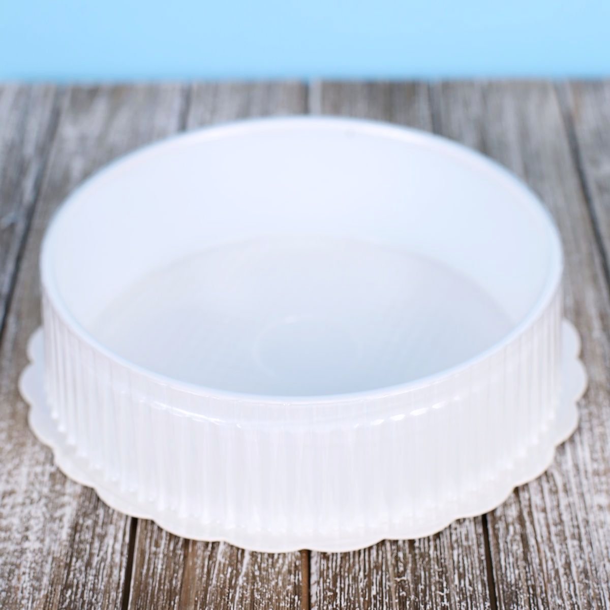 Round Candy Boxes with Clear Lids | www.sprinklebeesweet.com